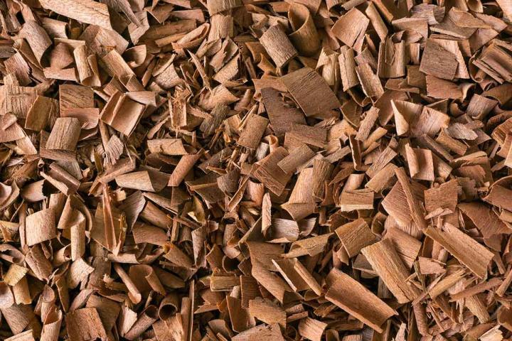 Nous récupérons les chutes de bois pour faire du paillage de bois.